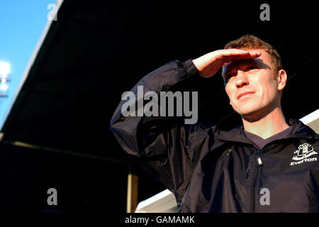 Calcio - fa Cup - terzo turno - Shrewsbury Town / Everton. Il manager di Everton David Moyes guarda il gioco al sole al Gay Meadow di Shrewsbury Town Foto Stock