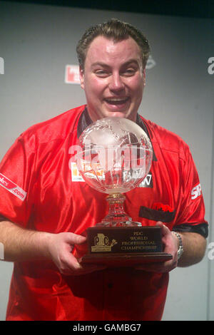 John Part festeggia con il trofeo Ladbrokes World Championship dopo Vincere la finale contro Phil Taylor Foto Stock