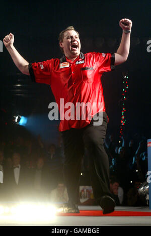 John Part festeggia battere Phil Taylor in finale a. Vinci il campionato del mondo Ladbrokes Foto Stock