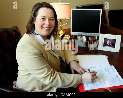 Il ministro dell'agricoltura Michelle Gildernew ha ritratto nel suo ufficio del Parlamento degli edifici, Stormont. Ha confermato oggi che dovrebbe partorire in autunno, ma ha promesso di continuare con il suo lavoro. Foto Stock