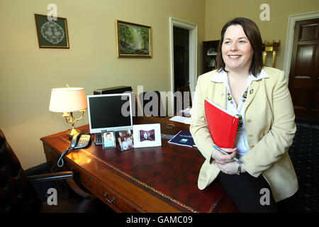 Il ministro dell'agricoltura Michelle Gildernew ha ritratto nel suo ufficio del Parlamento degli edifici, Stormont. Ha confermato oggi che dovrebbe partorire in autunno, ma ha promesso di continuare con il suo lavoro. Foto Stock