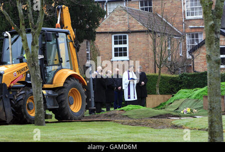 La sepoltura di John Christian Jeffrey, 29 anni, un uomo di pietra 52, si svolge nel cimitero di St James a Taunton. La sua bara è stata abbassata a terra utilizzando un apposito dispositivo di sollevamento. Al funerale hanno partecipato solo il personale del cimitero e il vicario locale. Foto Stock