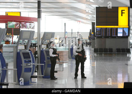 La sicurezza è serrata mentre la Regina Elisabetta II della Gran Bretagna apre il nuovo Terminal 5 di 4.3 miliardi a Heathrow. Foto Stock