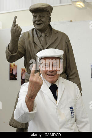 Ex test internazionale umpire Dickie Bird insieme ad una scultura in argilla di se stesso creato dallo scultore Graham Ibbeson al Barnsley College, Barnsley. La scultura sarà gettata in bronzo e esposta nel centro di Barnsley. Foto Stock