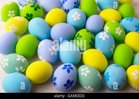 Dipinto a mano di colore pastello uova di Pasqua in background Foto Stock