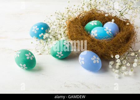 Uova di Pasqua. Dipinte a mano e le uova di Pasqua nel nido. Color pastello le uova di Pasqua Foto Stock