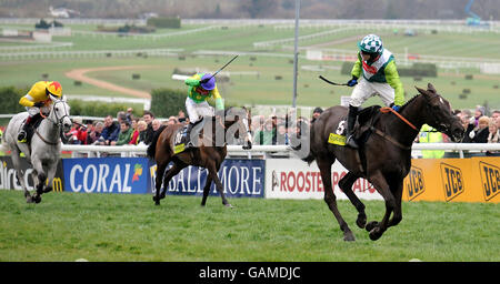 Denman e jockey Sam Thomas portano a casa i compagni stabili Kauto Star (al centro) e Neptune Collonges (a sinistra) per vincere la totesport Cheltenham Gold Cup durante il Cheltenham Festival all'ippodromo di Cheltenham. Foto Stock