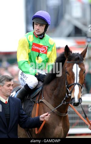 Corse di cavalli - Festival di Cheltenham - quattro giorni - Ippodromo di Cheltenham. Kauto Star guidato da Ruby Walsh nel totesport Cheltenham Gold Cup Chase durante il Cheltenham Festival Foto Stock