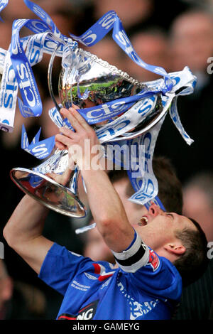 Calcio - CIS Insurance Cup - finale - Dundee United v Rangers - Hampden Park. Barry Ferguson di Rangers festeggia con il trofeo dopo la vittoria nella finale della CIS Insurance Cup a Hampden Park, Glasgow. Foto Stock