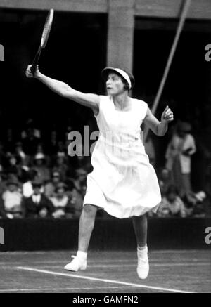 Tennis - Campionati di Wimbledon. Kitty Godfree in azione contro Sarah Palfrey Foto Stock
