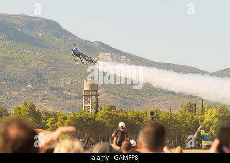 Atene, Grecia 13 settembre 2015. Melissa Pemberton facendo acrobazie in aria ad Atene settimana battenti show. Foto Stock