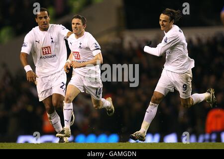 Robbie Keane di Tottenham Hotspur (c) festeggia con Tom Huddlestone (l) E Dimitar Berbatov dopo aver segnato la quarta di Tottenham Foto Stock