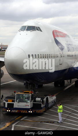 Immagine generica dell'aereo della British Airways in attesa al gate di partenza nel Terminal 1 dell'aeroporto di Heathrow. PREMERE ASSOCIAZIONE foto. Data foto: Mercoledì 19 marzo 2008. Il credito fotografico deve essere: Steve Parsons/PA Wire Foto Stock