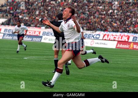 QUALIFICATORE DI COPPA DEL MONDO. DAVID PLATT, INGHILTERRA CELEBRA IL SUO OBIETTIVO Foto Stock