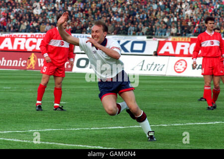 QUALIFICATORE DI COPPA DEL MONDO. DAVID PLATT , INGHILTERRA CELEBRA IL SUO OBIETTIVO Foto Stock