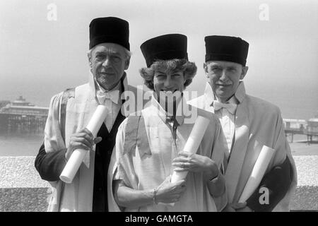 Laureati onorari dopo aver ricevuto la loro laurea a Brighton, Sussex. L'attore Paul Scowfield (a sinistra) e lo storico moderno Lord Bullock (a destra) sono diventati Dottori di lettere e tennista Virginia Wade un Dottore di Legge alla cerimonia di laurea estiva tenutasi all'Università del Sussex a Brighton. Foto Stock