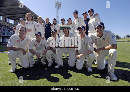 Cricket - Nuova Zelanda / Inghilterra - 3° Test - 5° giorno - Napier. Il team inglese con il Trofeo Series dopo aver vinto il 3° Test e la Serie 2-1 contro la Nuova Zelanda al McLean Park, Napier, Nuova Zelanda. Foto Stock