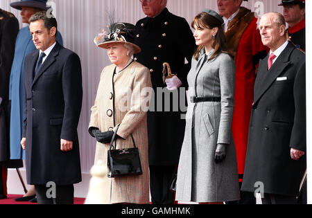 La regina Elisabetta II e il duca di Edinbugh con il presidente francese Nicolas Sarkozy e sua moglie Carla Bruni quando arrivano al Castello di Windsor. Foto Stock