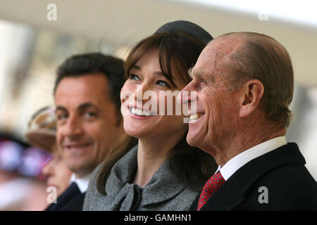 Carla Bruni e il duca di Edimburgo condividono una barzelletta mentre lei e suo marito il presidente francese Nicolas Sarkozy guardano il benvenuto cerimoniale al Castello di Windsor con la regina Elisabetta II Foto Stock