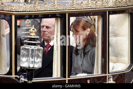 La prima signora francese Carla Bruni corre in carrozza con il Duca di Edimburgo verso il Castello di Windsor. Foto Stock