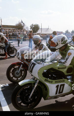 Motociclismo - John Player Grand Prix - Brands Hatch - 1976. Mick Grant della Gran Bretagna, in sella a un Kawasaki 750 in primo piano all'inizio del John Player Grand Prix a Brands Hatch. Foto Stock