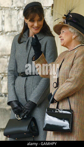 La prima signora francese Carla Bruni e la regina Elisabetta II guardano la recensione della Guardia d'onore al castello di Windsor. Foto Stock