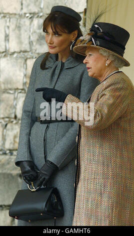 La prima signora francese Carla Bruni e la regina Elisabetta II guardano la recensione della Guardia d'onore al castello di Windsor. Foto Stock