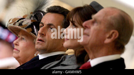 Il presidente francese Nicolas Sarkozy e sua moglie Carla Bruni mentre guardano l'accoglienza cerimoniale con il duca di Edimburgo e la regina Elisabetta II al Castello di Windsor. Foto Stock