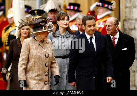 Il presidente francese Nicolas Sarkozy e sua moglie Carla Bruni camminano con la regina Elisabetta II e il duca di Edimburgo (a destra) dopo la recensione della Guardia d'onore al Castello di Windsor. Foto Stock