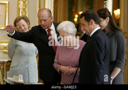 Il presidente francese Nicolas Sarkozy, a destra, e sua moglie Carla Bruni-Sarkozy sono esposti oggetti della Royal Collection della Regina Elisabetta II della Gran Bretagna e del Duca di Edimburgo al Castello di Windsor. Foto Stock