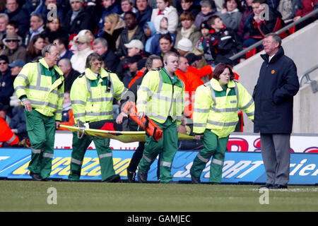 Calcio - fa Barclaycard Premiership - Southampton contro Manchester United. Fabien Barthez del Manchester United viene portato fuori dal precedente manager Alex Ferguson durante la partita contro Southampton Foto Stock