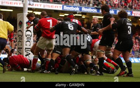 Rugby Union - Lega Celtica - finale - Munster contro Neath. Munster segna il loro ultimo tentativo nella vittoria del 37-17 contro Neath segnata da Rob Henderson Foto Stock