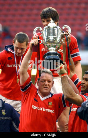 Rugby Union - Lega Celtica - finale - Munster contro Neath. Mick Galway di Munster detiene il Trofeo Celtic League dopo la vittoria del 37-17 Foto Stock