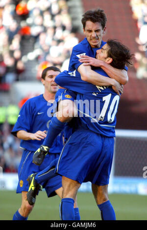 Calcio - fa Barclaycard Premiership - Southampton contro Manchester United. Il Manchester United, Ruud van Nistelrooy, festeggia il traguardo di apertura contro Southampton con Gary Neville Foto Stock