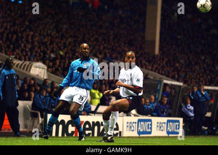 Calcio - fa Barclaycard Premiership - Manchester City v Fulham. Nicolas Anelka di Manchester City (l) passa la palla mentre è chiuso da Alain Goma di Fulham (r) Foto Stock