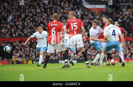 Calcio - Barclays Premier League - Manchester United / Aston Villa - Old Trafford. Cristiano Ronaldo del Manchester United (terzo da destra) segna l'obiettivo di apertura del gioco Foto Stock