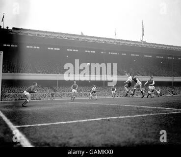 Calcio - fa Cup - Fifth Round - Arsenal / Liverpool. Ian St John di Liverpool (terza r) batte Jimmy Magill di Arsenal (seconda r) per dirigere il gol vincente oltre il portiere dell'Arsenal Jim Furnell (l) Foto Stock