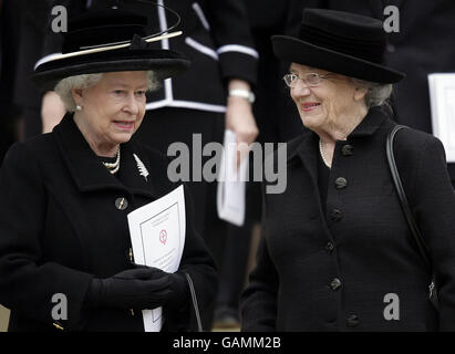 La Regina Elisabetta II e la Signora Hillary si trovano all'esterno della St George's Chapel, Windsor, Berkshire, a seguito di uno speciale servizio di ringraziamento per la vita di Sir Edmund Hillary. Foto Stock