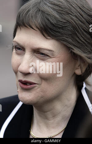 Il primo ministro neozelandese Helen Clark parla ai giornalisti al di fuori della St George's Chapel, Windsor, Berkshire, a seguito di uno speciale servizio di ringraziamento per la vita di Sir Edmund Hillary. Foto Stock