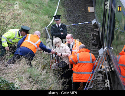 Due anni colpiti dal treno. Il personale ferroviario di Translink, sul posto di un treno che colpisce un bambino in Irlanda del Nord. Foto Stock