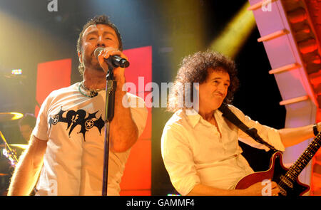 Paul Rodgers (a sinistra) & Brian May of Queen durante la loro performance su 'al Murray's Happy Hour' (TX: ITV1 Venerdì 4 Aprile 2008 @ 2200), London Studios, SE1. Foto Stock