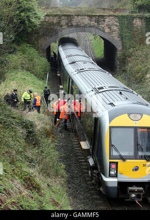 Il personale ferroviario di Translink, sulla scena di un treno che colpisce un bambino nell'Irlanda del Nord. Foto Stock