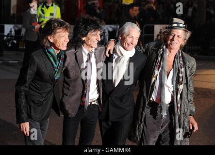 (Da sinistra a destra) Mick Jagger, Ronnie Wood, Charlie Watts e Keith Richards of the Rolling Stones arrivano per la UK Film Premiere of Shine a Light all'Odeon West End Cinema, Leicester Square, Londra. Foto Stock