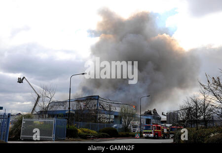 Un incendio nel magazzino di Manchester Foto Stock