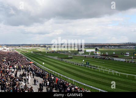 Vista generale del Maghull Novices 'Steeple Chase di John Smith durante il Grand National Meeting all'Ippodromo di Aintree, Liverpool. Foto Stock