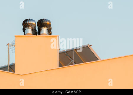 Chimney ventilatore sistema sulla parte superiore di una casa. Foto Stock