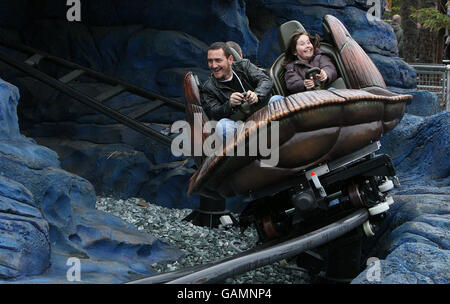 Will Mellor è visto con la sua nipote Eleanor sulle montagne russe di Crush durante la celebrazione del 15° anniversario di Disneyland Paris e il lancio dell'attrazione Twilight zone of Twerror presso il resort. Foto Stock