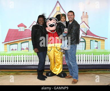 Will Mellor è visto con sua moglie Michelle e figlio Jayden, di 4 anni, durante il 15 ° anniversario di celebrazione di Disneyland Parigi e il lancio della zona Twilight del terrore attrazione il resort. Foto Stock