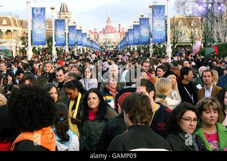 Celebrazione del 15° anniversario di Disneyland - Parigi. La gente guarda la Candleabration durante la celebrazione del quindicesimo anniversario di Disneyland Paris. Foto Stock