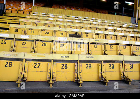 Rugby League - Engage Super League - Castleford Tigers / St Helens - The Jungle. Vista generale dei posti a sedere VIP gialli al Wheldon Road Stadium, noto anche come "The Jungle", casa dei Castleford Tigers Foto Stock